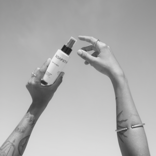 Desinfecterende Handspray Antares Jeneverbes Palmarosa Bergamot zwart wit handen lucht